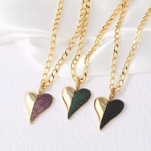 Trois colliers à pendentif cœur plaqués or 18 carats avec cristaux micro-pavés