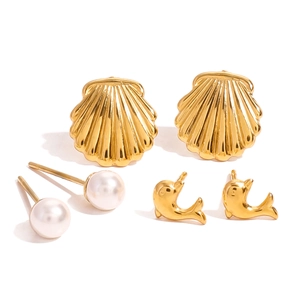 Ensemble de trois paires de boucles d'oreilles en acier avec coquillages, dauphins et perles