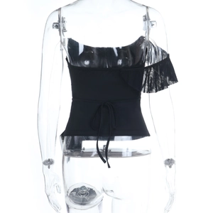 Détail du crop top noir sans bretelles avec laçage au dos et bordures à volants