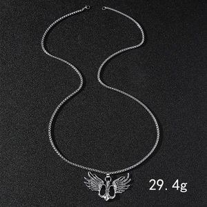 Vue détaillée du pendentif aile gothique argenté avec un design symétrique et élégant