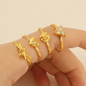 Set de anillos dorados ajustables con nudo y corazón de circonita para mujer
