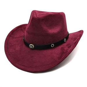Detail eines burgunderroten Wildleder-Cowboyhuts mit Lederband, Nieten und Kristallverzierung
