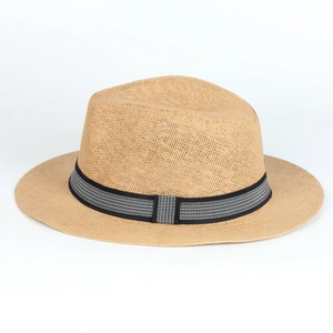 Dettaglio di cappello Panama in paglia kaki con nastro a scacchi bianco e nero