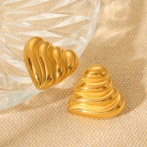18k gold plated stainless steel heart stud earrings with striped embossed texture for women