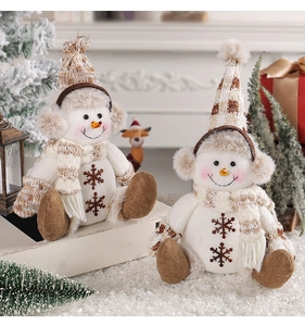 Détail de bonshommes de neige en peluche avec bonnets tricotés et flocons brodés