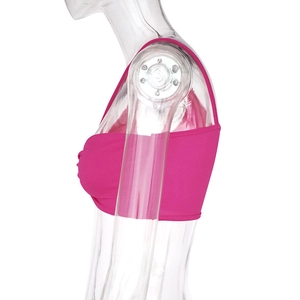 Gros plan sur la texture du débardeur tube nervuré magenta sur un mannequin clair