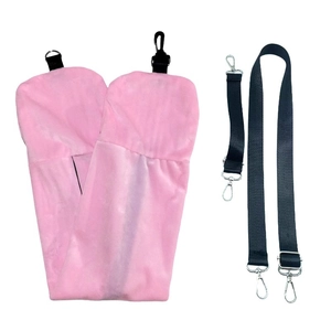 Détail de housses de coussin de voyage roses en peluche avec bretelles noires réglables