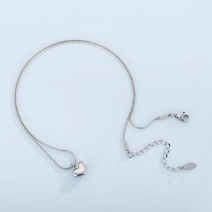 Vue détaillée du collier coeur argenté avec nacre blanche sur chaîne serpent