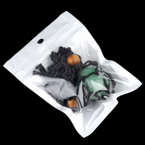 Collana con ciondolo a rete fatta a mano con pietra naturale verde e perline di legno