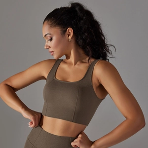 Gros plan sur la texture gaufrée sans couture du haut de sport marron et du legging