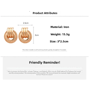 Vue détaillée de boucles d'oreilles dorées torsadées creuses avec tige en argent et taille