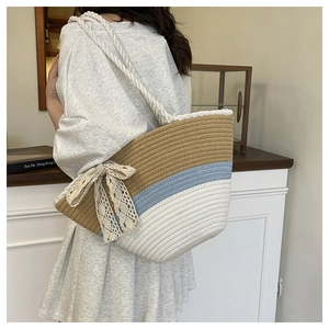 Détail du sac fourre-tout en coton tissé rayé avec nœud en dentelle et anses torsadées