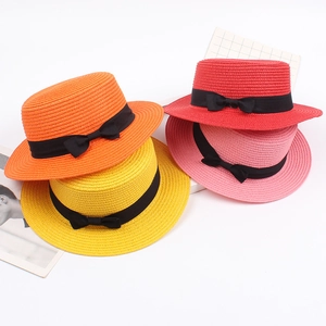 Chapeaux canotiers en paille avec rubans noirs en orange, rouge, jaune et rose vif