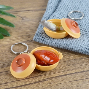 Porte-clés réaliste avec pot en argile miniature, poisson à la vapeur et porc braisé