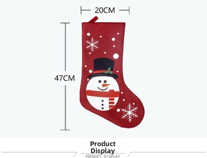Detailansicht eines 47cm roten Weihnachtssockens mit Schneemann- und Schneeflockenmotiv