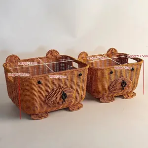 Cesti portaoggetti in rattan a forma di orsetto in due dimensioni per scrivania e casa