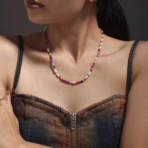 Collier bohème avec perles colorées et perles d'eau douce porté par un mannequin de mode