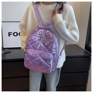 Details des lila metallischen Stepprucksacks mit übergroßen Rautenmustern und Silberreißverschlüssen