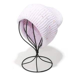 Détail du bonnet en tricot lilas avec mouchetures colorées et texture côtelée épaisse
