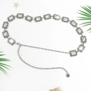 Chaîne de taille argentée avec strass rectangulaires et détail de pendentif rose 3D