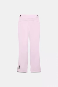 Detail der rosa Skihose mit schwarzen Taillenschnallen und verstellbaren Reißverschlüssen