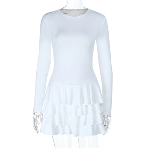 Dettaglio vestito bianco a maniche lunghe con scollo rotondo e gonna a balze a strati