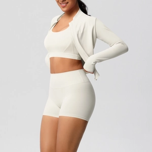 Détail de l'ensemble de yoga 3 pièces avec veste et short en couleur blanc crème