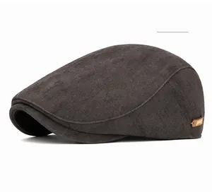 Gros plan d'une casquette plate en sergé de coton gris foncé avec étiquette en cuir