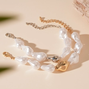 Ensemble de bracelets en perles baroques avec des accents géométriques or et argent