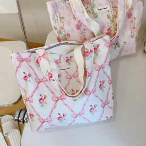 Détails de motifs floraux roses et rubans de roses sur des sacs en coton doux