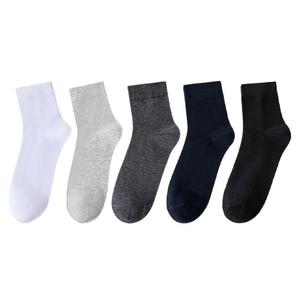 Set di 5 paia di calze in cotone da uomo in colori assortiti come nero, grigio e bianco