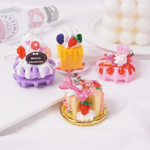 Simpatici portachiavi in PVC a forma di mini torte e waffle con dettagli di panna e frutta