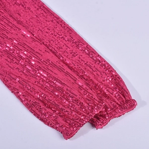 Gros plan détaillé des manches à paillettes rose fuchsia avec coutures et poignets précis
