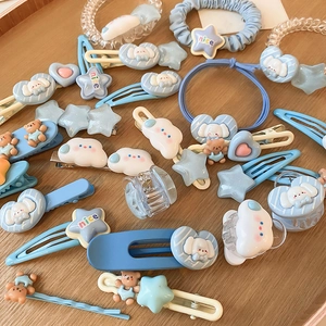 Détail de l'ensemble d'accessoires à cheveux bleu et blanc avec nuages et étoiles sur plateau
