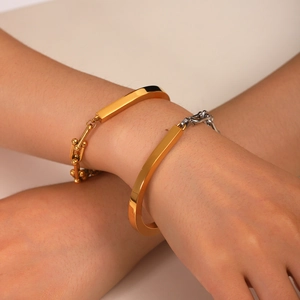 Détail du bracelet chaîne à maillons en U or et argent avec une finition polie
