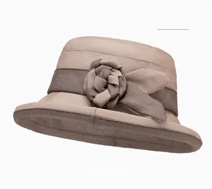Détail du chapeau de soleil kaki montrant la fleur en tissu et la texture coton et lin