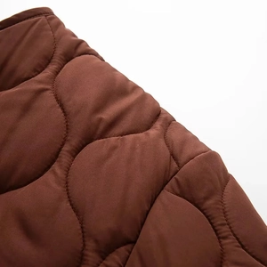 Détail de la veste en coton matelassé marron avec une texture de surpiqûre vintage