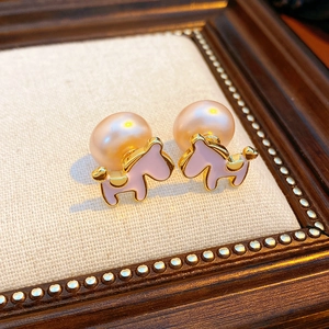 Boucles d'oreilles cheval en émail de luxe avec perles dans un cadre en bois vintage