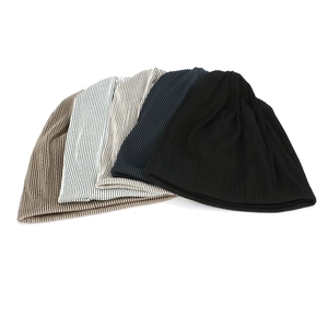 Bonnets en maille côtelée pour femmes en kaki, bleu marine, noir et avec rayures