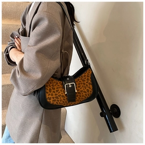 Détail du sac léopard avec bandoulière en PU noir et boucle argentée décorative