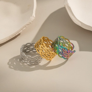 Tre anelli punk geometrici intrecciati in finiture argento, oro e iridescente