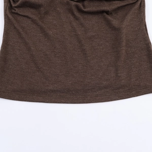 Dettaglio dell'orlo in maglia fine e cuciture precise a doppio ago del maglione marrone