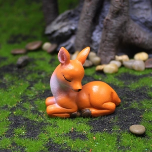 Charmante Reh-Figur aus orangefarbenem Harz für Garten und Auto-Innendekoration