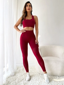 Détail d'ensemble yoga rouge foncé avec maille respirante découpée au laser sur legging
