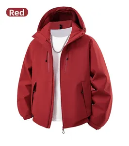 Détail de la veste softshell d'extérieur rouge vermillon avec capuche intégrée