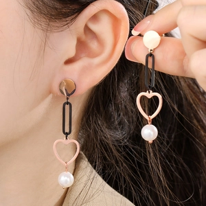 Elegant heart-shaped pearl drop earrings in rose gold and black for a stylish women look