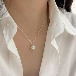 Elegant 925 sterling silver necklace with a single white round pearl pendant on a silver chain