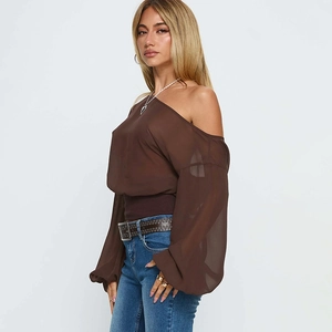 Detail eines dunkelbraunen Off-Shoulder-Chiffon-Oberteils mit elastischer Taille und Puffärmeln