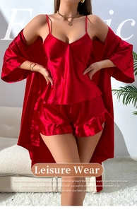 Details des roten 3-teiligen Pyjama-Sets aus Kunstseide mit Bademantel und Shorts