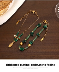 Détail de bracelets bohèmes en acier inoxydable doré avec perles malachite et main de Hamsa